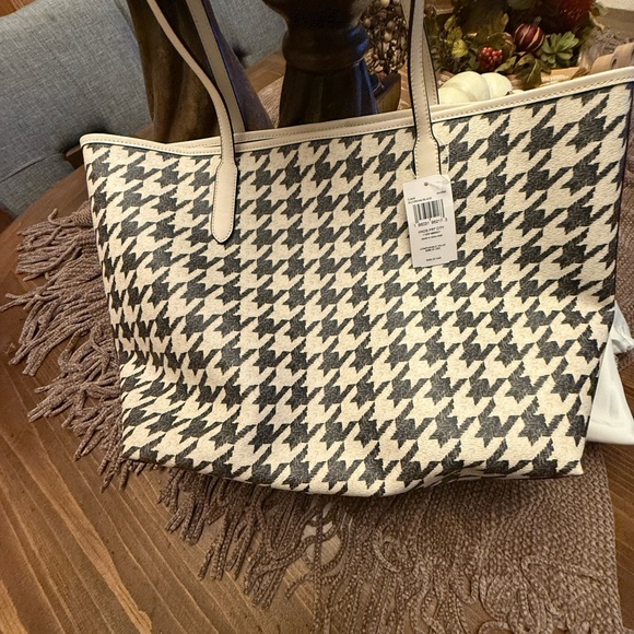 NEW W/Tags Chevron design Coach handbag(Grey & Cream.JUST THE HANDBAG! - Picture 7 of 9